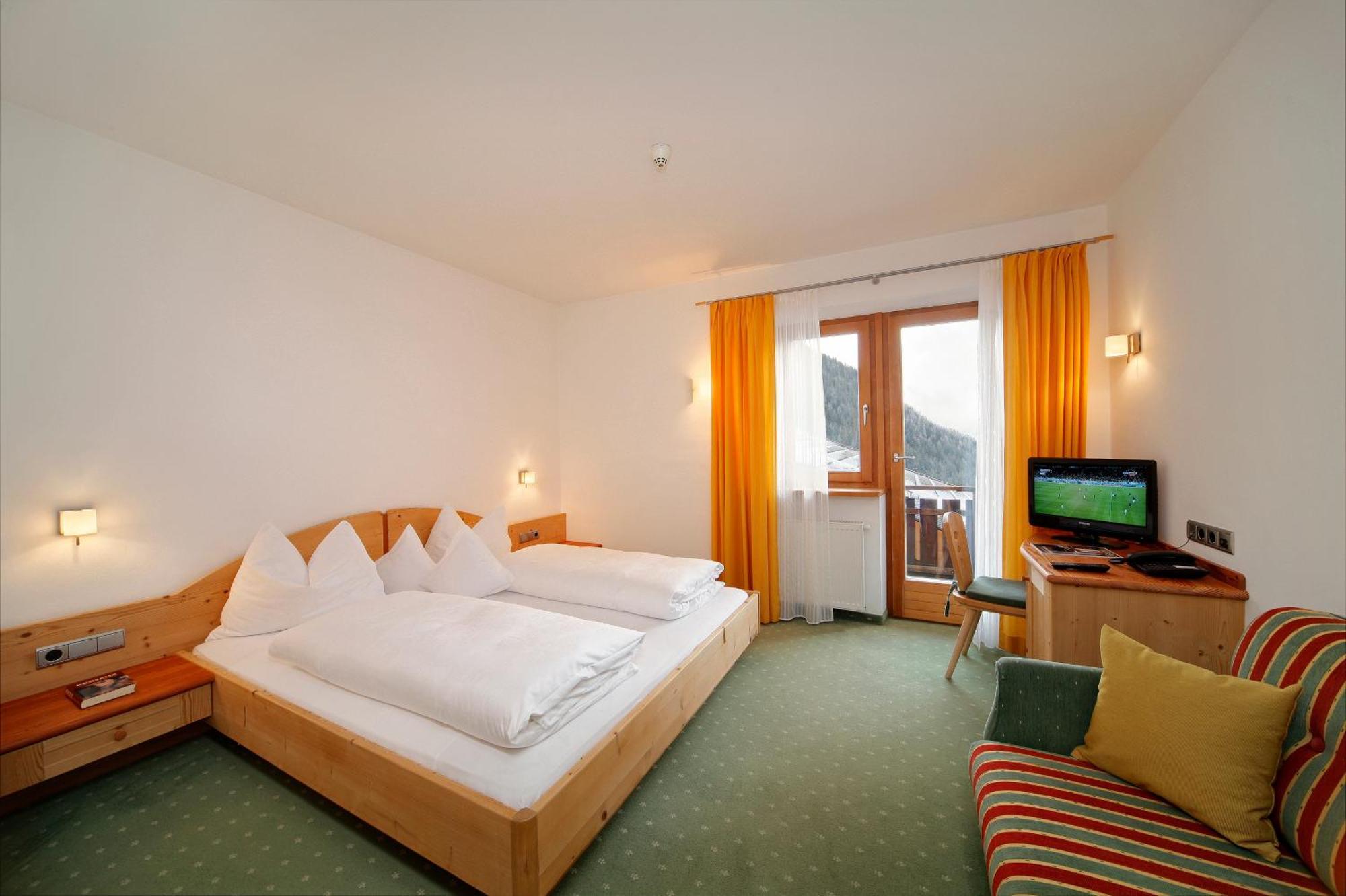 Hotel Ultnerhof Santa Gertrude ภายนอก รูปภาพ