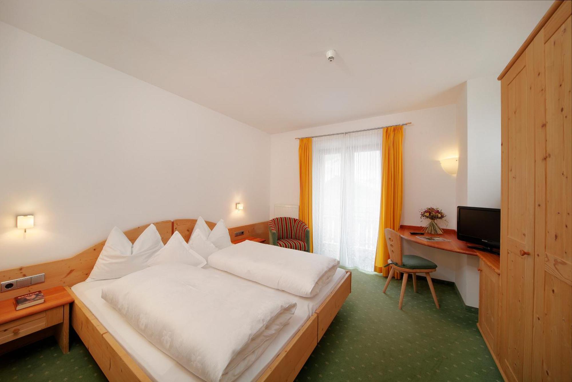Hotel Ultnerhof Santa Gertrude ภายนอก รูปภาพ