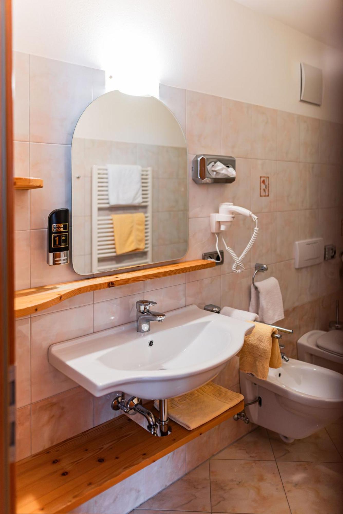 Hotel Ultnerhof Santa Gertrude ภายนอก รูปภาพ